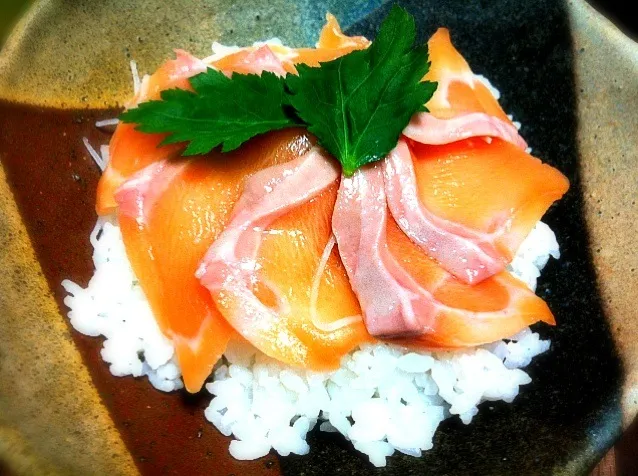 サーモン丼🍚|サクラさん