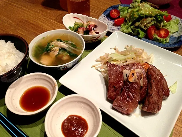 カルビ焼き  サラダ  もやしとキャベツ炒め  タコときゅうりの酢物  中華スープ|高田恵子さん