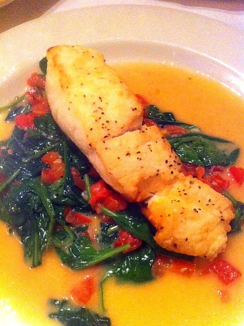 Alaskan Halibut over tomatoes and spinach in a white wine sauce.|Kimberly H.さん