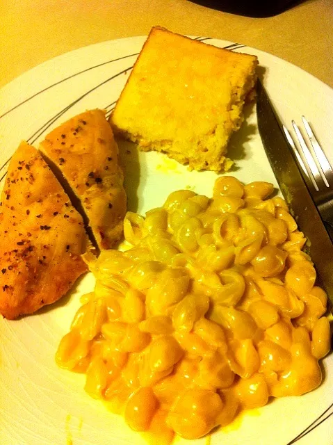 Snapdishの料理写真:Grilled lemon pepper chicken, 2 cheese macaroni & cornbread.|Kimberly H.さん