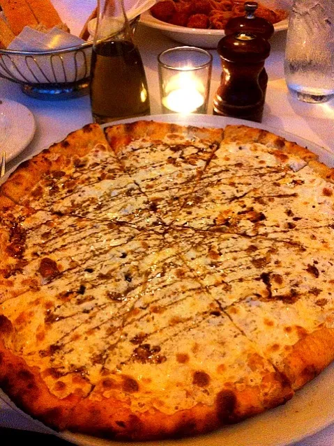 White pizza w/ truffle oil!|Kimberly H.さん