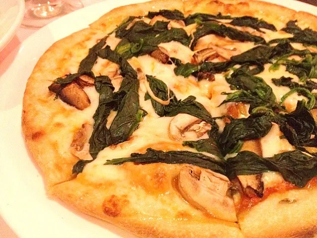 Mushroom with spinach pizza|carol laiさん