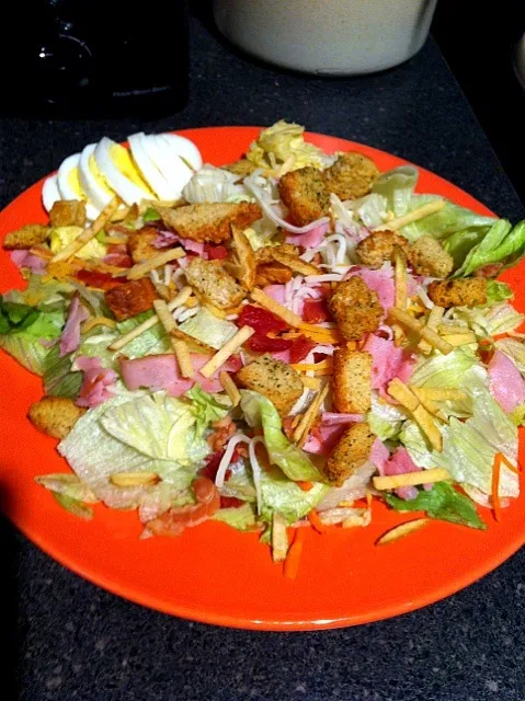 my perfect salad with ham, bacon, potato sticks, egg, croutons, cheese and thousand island dressing|Abby Macalinoさん