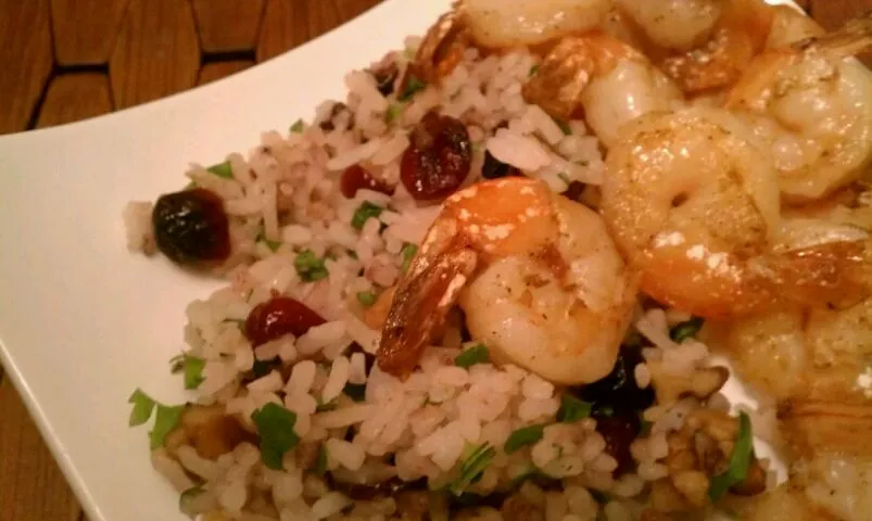 Snapdishの料理写真:Roasted shrimp with cranberry herbed rice|Crystal DeBoerさん