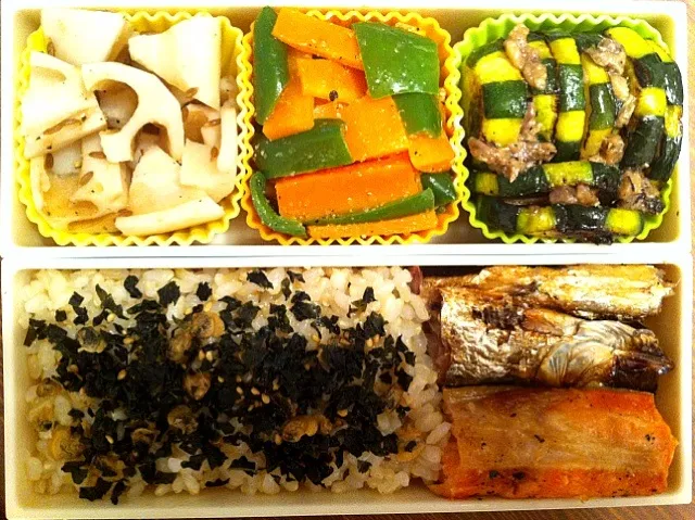 寒くなった！今夜あたりから部屋着類を冬仕様にしよー。足元冷え冷え。鮭ハラス焼き、鰯の丸干し、れんこんのクミン蒸し、ピーマンとにんじんのすりごまナムル、焼きズッキーニのアンチョビマリネ、しじみふりかけ、玄米ご飯。|番長さん