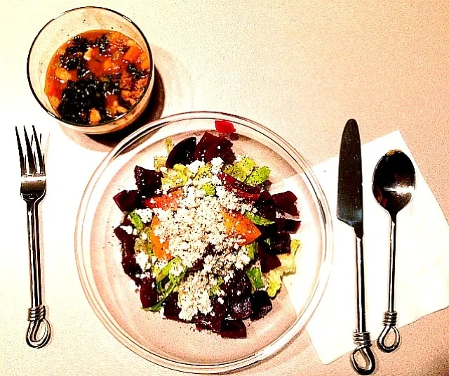 Romaine lettuce, chilled beets, heirloom tomatoes, and goat cheese served with a fall kale soup.|Deanna Nelsonさん