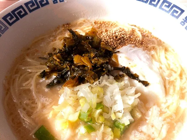 Snapdishの料理写真:高菜入り豚骨ラーメン|まりさん