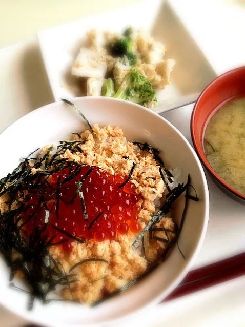 Snapdishの料理写真:学食   鮭親子丼|よしさん