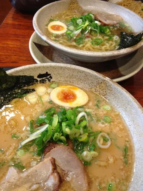 豚骨しょうゆラーメンと、鶏がら塩ラーメン🍜|かまさん