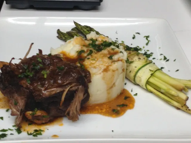 Snapdishの料理写真:Slow cooked short ribs|Cari Gennarelliさん