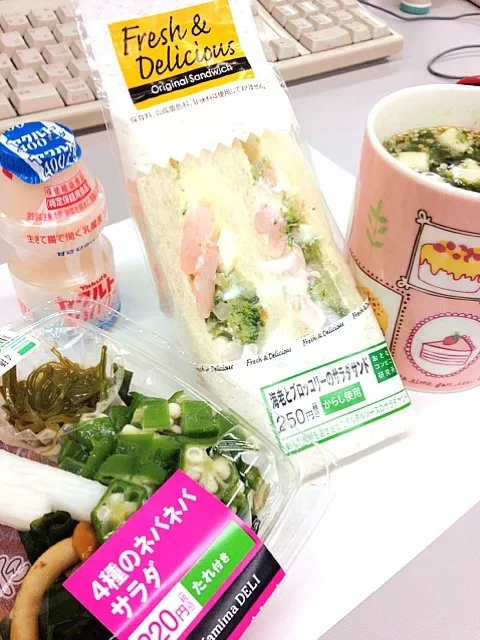 Snapdishの料理写真:コンビニランチ😊|ちーねーさん