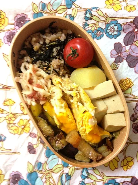 Snapdishの料理写真:今日のおべんと。高野豆腐とじゃがいも煮、卵の巾着煮、切干し大根の梅肉和え、パンチェッタとナス炒め。月曜日の朝は冷蔵庫空っぽなので乾物に頼る。写真ぶれてる(´･_･`)|nozomi tsujiさん