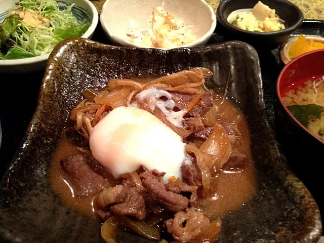 馬肉と野菜のスタミナ焼き、温玉のせ。|たけうちさん