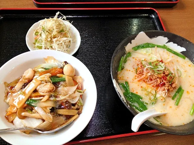 Snapdishの料理写真:台湾豚骨ラーメンと中華飯セット|じゅんいちさん