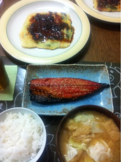 Snapdishの料理写真:キムチチヂミ、鯖の味醂干し、キャベツと油揚げの味噌汁|yuyangさん