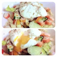 Salad with egg pochi|Ana Caroline Outiさん