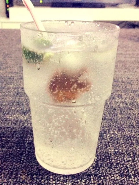 Sprite with sour plum and mint leaves.|Gavin Teoさん