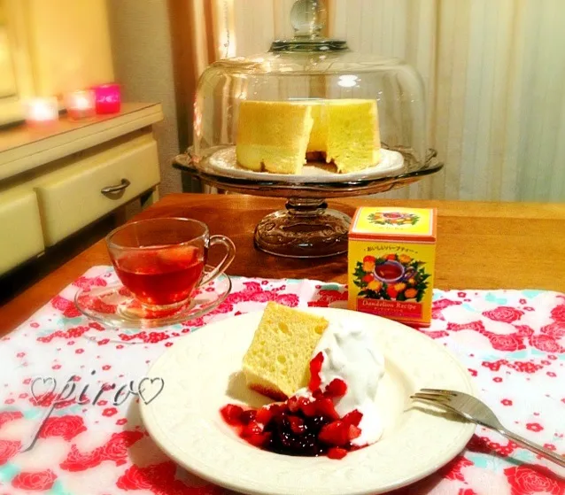 🌿ハーブティー ダンデリンオンレシピ  シンプルシフォンケーキ生クリーム、🍒チェリーコンポート添え Herbal tea. Dandelion recipes. Simple chiffon cake served with cherry compote and whipped cream.|ピロさん