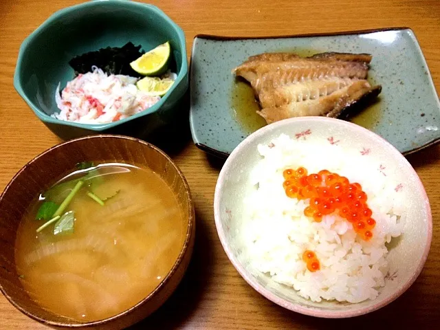 銀たらの煮付け、蟹とワカメのスダチ和え、玉ねぎみそ汁、いくらご飯|まりこさん