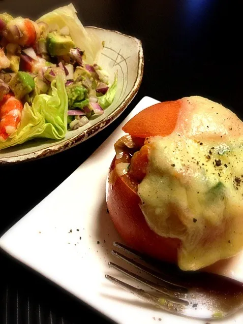 アボカドとエビのサラダとトマトのまるごとオーブン仕立て|koto adachiさん