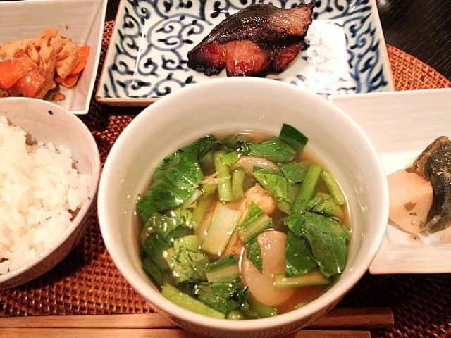 完全なる和定食。鰤照焼き、蓮根と人参の梅酢きんぴら、里芋煮ころがし、小松菜と油揚げの味噌汁、ご飯。幸せじゃのう〜(*^_^*)|松浦有里さん