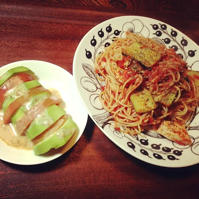 11/5晩御飯  鶏ハムとズッキーニのトマトソースパスタ  アボカドとトマトのサラダ  ＊アボカド固かったー（前は置いておき過ぎてまっくろに）＊|yukiyamasakiさん