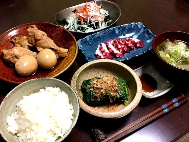 手羽元とたまごの煮物、わかめサラダ、タコ刺し、ほうれん草のお浸し、ご飯、味噌汁|XLH883さん