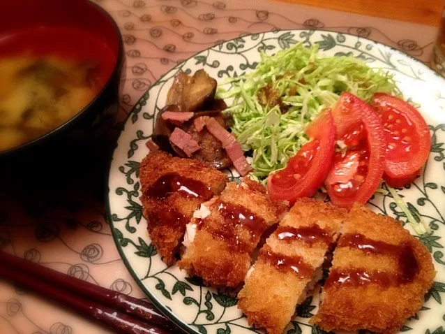 チキンカツ  サラダ  茄子ベーコン  味噌汁|ikukoさん