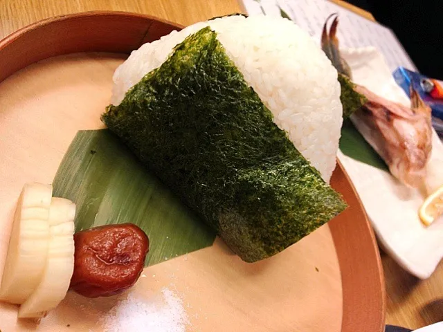 Snapdishの料理写真:野武士の握り飯。鰤かま寄りデカイw|たけうちさん