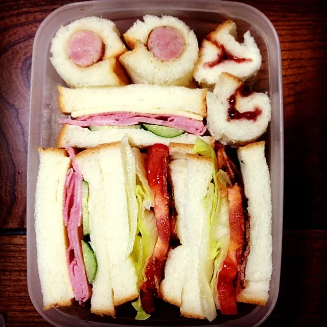 Snapdishの料理写真:11/6娘弁当  サンドイッチ（BLT  ハムきゅうりチーズ  苺ジャム  ソーセージ）  ＊寝坊が続くので朝にご飯を炊くのを諦めてみました＊|yukiyamasakiさん