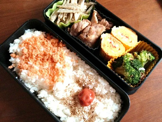 今日の旦那弁当 ごぼうの胡麻マヨサラダ、焼肉、卵焼き、ブロッコリーおかか醤油和え、鮭フレークご飯、梅干し|roseさん