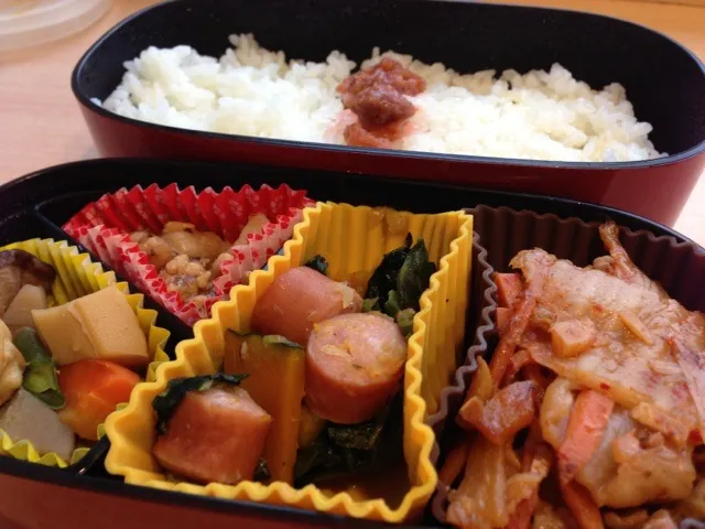 Snapdishの料理写真:豚キムチ、ほうれん草とかぼちゃと玉ねぎのウィンナー炒めのお弁当。ふりかけはやめて梅干しにしてみました。|うみちづさん