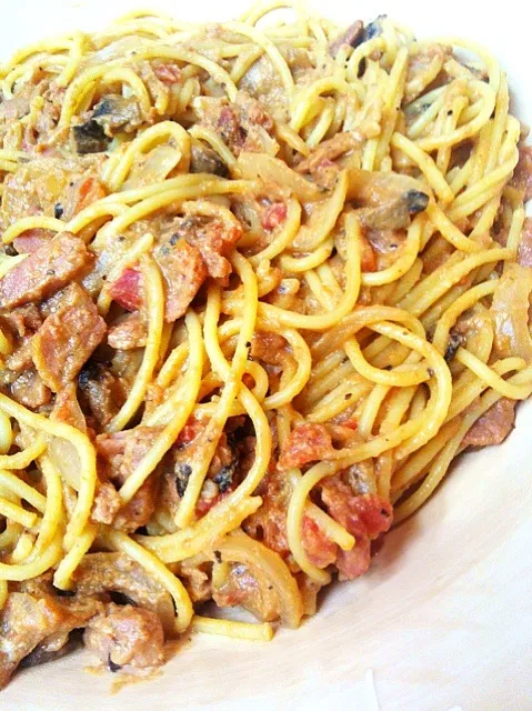 Tomato Spaghetti Carbonara with bacon, portabella & onion / トマト味のカルボだよ〜んψ(｀∇´)ψ|mamakumiさん