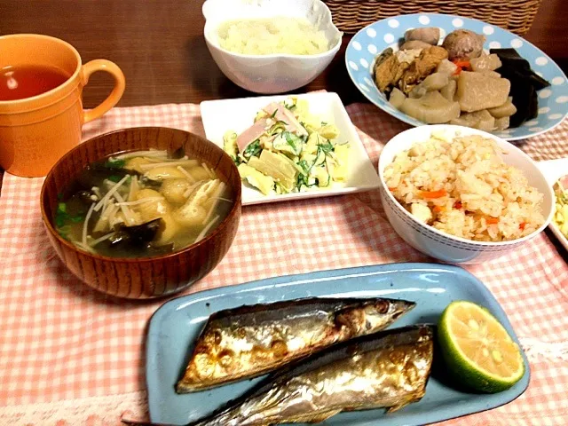 焼き秋刀魚、煮物、炊き込みご飯、マカロニサラダ、お味噌汁|たなかさん