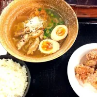 Snapdishの料理写真:龍翔の塩ラーメンの唐揚げセット 800円|優一さん