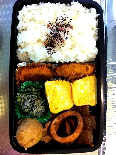 11／２のお弁当  トンカツ、出し巻き、いか大根、里芋の煮っころがし、ほうれん草のおひたし|由紀子さん