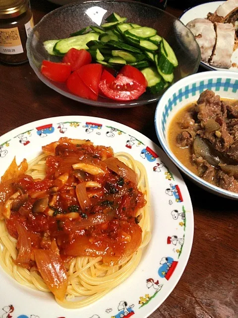 Snapdishの料理写真:パスタ 玉葱 シメジ ニンニク トマトソース サンクゼールのオリーブ＆バジルソース  牛筋肉の煮込み蒟蒻入り サラダ|掛谷節子さん