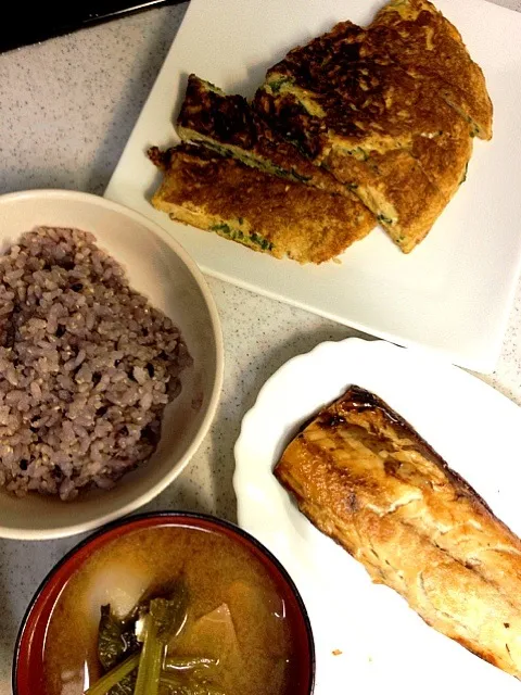 ご飯、カブの味噌汁、サバ、山芋入り卵焼き|りささん