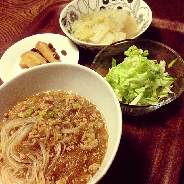 Snapdishの料理写真:11/6晩御飯  麻婆春雨  キャベツの塩麹和え  さつまいもとレーズンのりんごジュース煮  白菜スープ  ＊週末のおでんは鶏でだしを取り塩で味付け、具を食べ切った後白菜投入。今日でキレイに食べ切りました＊|yukiyamasakiさん