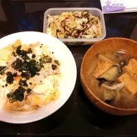 Snapdishの料理写真:親子丼、茄子と厚揚げとしめじのお味噌汁、白菜の浅漬け|とみさわさん