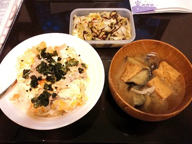 Snapdishの料理写真:親子丼、茄子と厚揚げとしめじのお味噌汁、白菜の浅漬け|とみさわさん