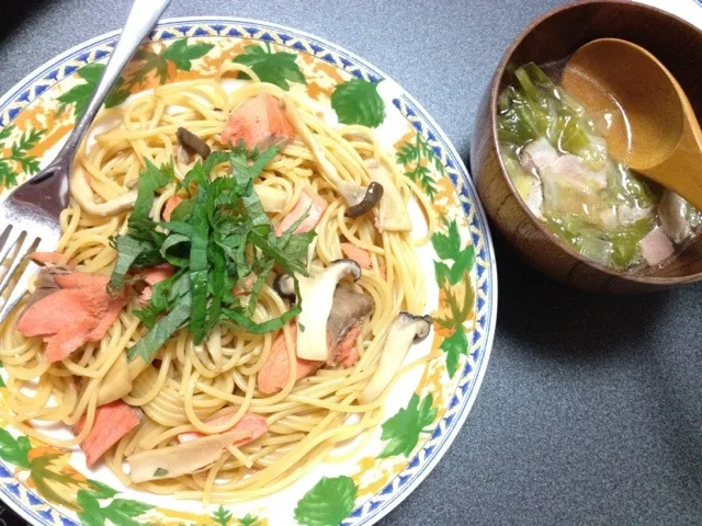 鮭ときのこの和風パスタ、コンソメスープ|さおりさん