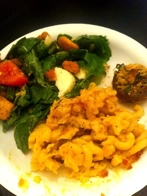 Killer Mac n cheese, stuffed mushrooms and spinach salad|irene Carranzaさん