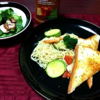 Garlic shrimp pasta, garlic toast and mushroom spinach salad|Yoshinaさん