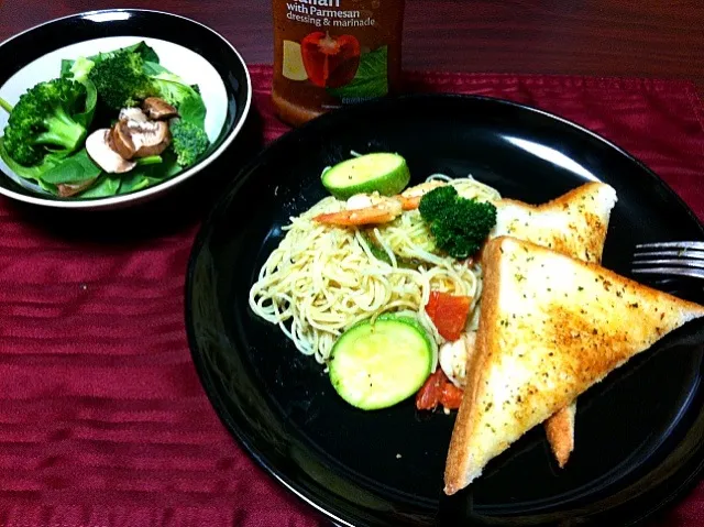 Garlic shrimp pasta, garlic toast and mushroom spinach salad|Yoshinaさん