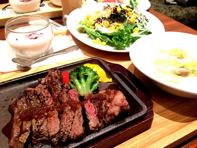 Snapdishの料理写真:特撰ステーキランチ|shuさん