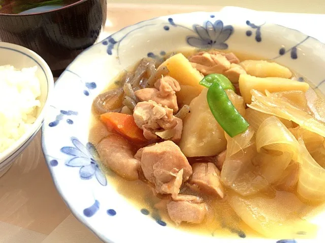 Snapdishの料理写真:今日の社食は鶏肉とジャガイモの煮物。430円。|ルーア・ブランカさん