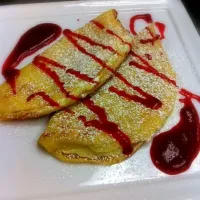 Crepes filled with lemon soufflé and drizzled with raspberry sauce|Adriana Munozさん