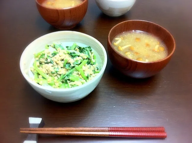 小松菜とベジミートのまぜまぜそぼろ丼 と なめこのお味噌汁|七三ちよさん