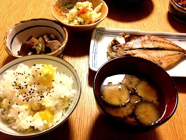 Snapdishの料理写真:さつまいもごはん、鯵、筑前煮、ポテトサラダ、茄子の味噌汁|とうきびさん